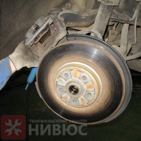 Снимается тормозной суппорт
