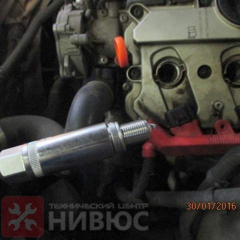 Вкручиваются новые свечи