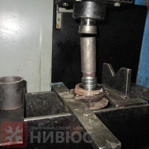  Выпресовывается старый подшипник