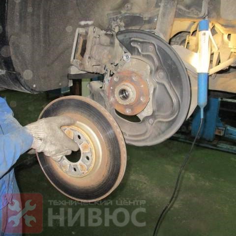 Снимается тормозной диск